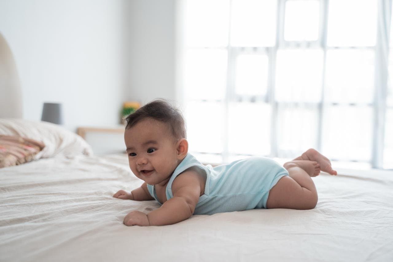 Lakukan Stimulasi 5 Gerakan Ini Kalau Gak Mau Bayi Telat Berguling