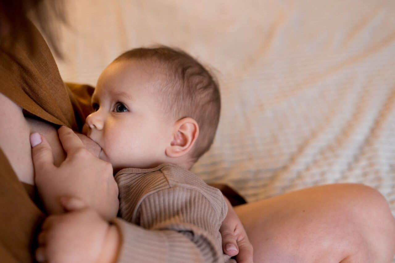 Bayi Menyusu Satu Sisi, Benarkah Bisa Sebabkan Tortikolis?