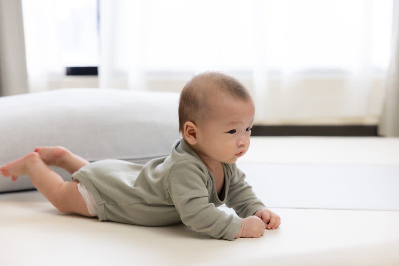 5 Ciri-Ciri Bayi Mau Tengkurap, Mommy Perlu Tahu