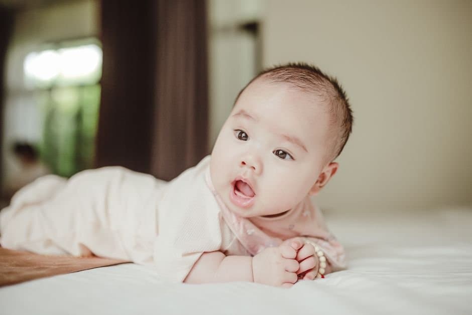 4 Posisi Tummy Time untuk Bayi Baru Lahir yang Bisa Mendukung Perkembangan Otaknya