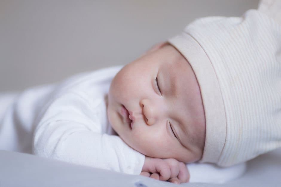 Bayi Tidur Nyenyak Perlu Gak Sih Dibangunin untuk Menyusu?
