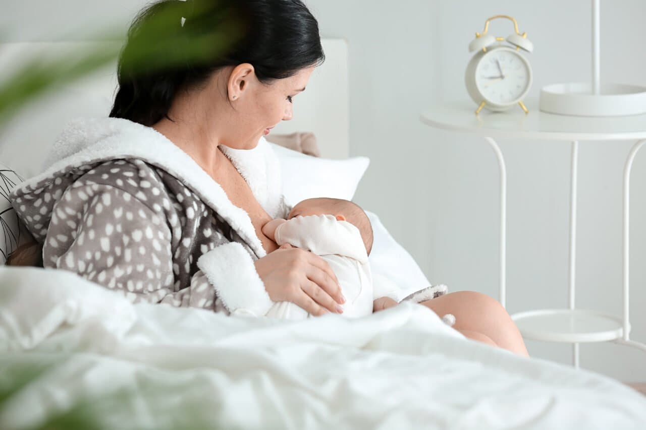 4 Alasan Bayi Sebaiknya Tidak Menyusu dalam Keadaan Dibedong