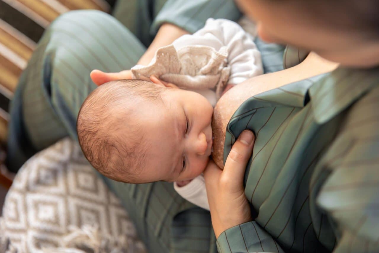 Bayi Minum ASI Banyak Hari Ini tapi Besok Sedikit, Normalkah?