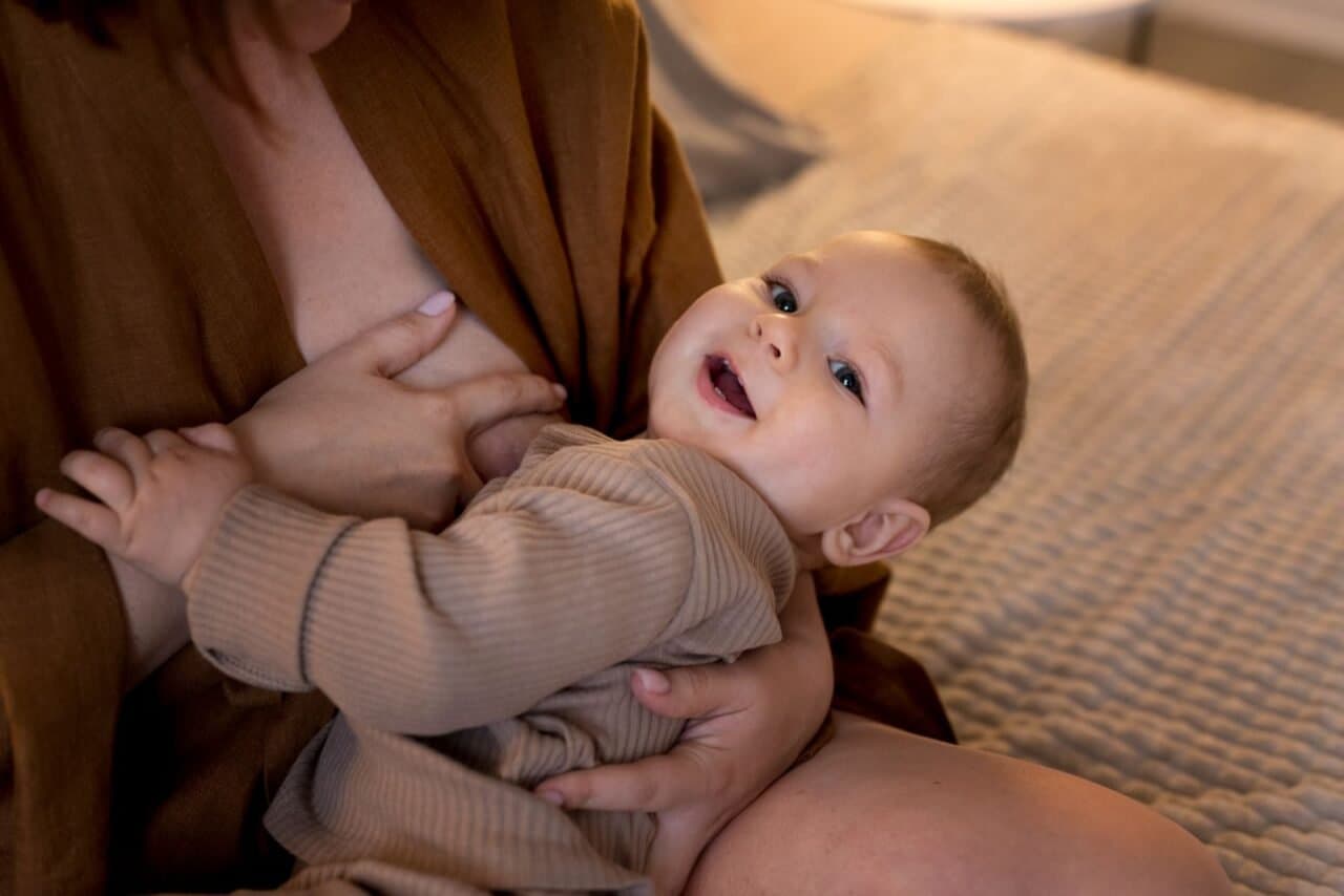 Bayi Tidak Fokus Saat Menyusu? Ini Penyebab dan Solusinya