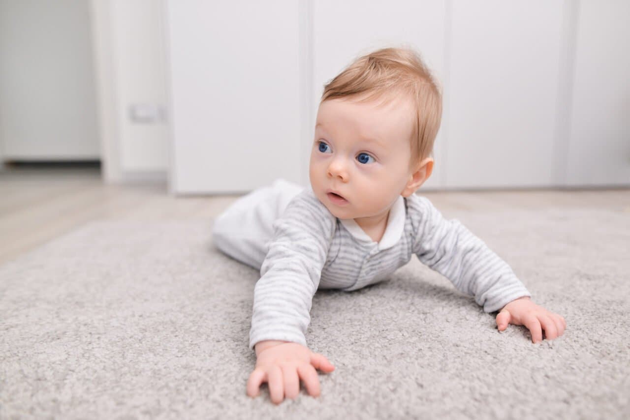 5 Stimulasi Bayi agar Bisa Berguling, Yuk Coba di Rumah