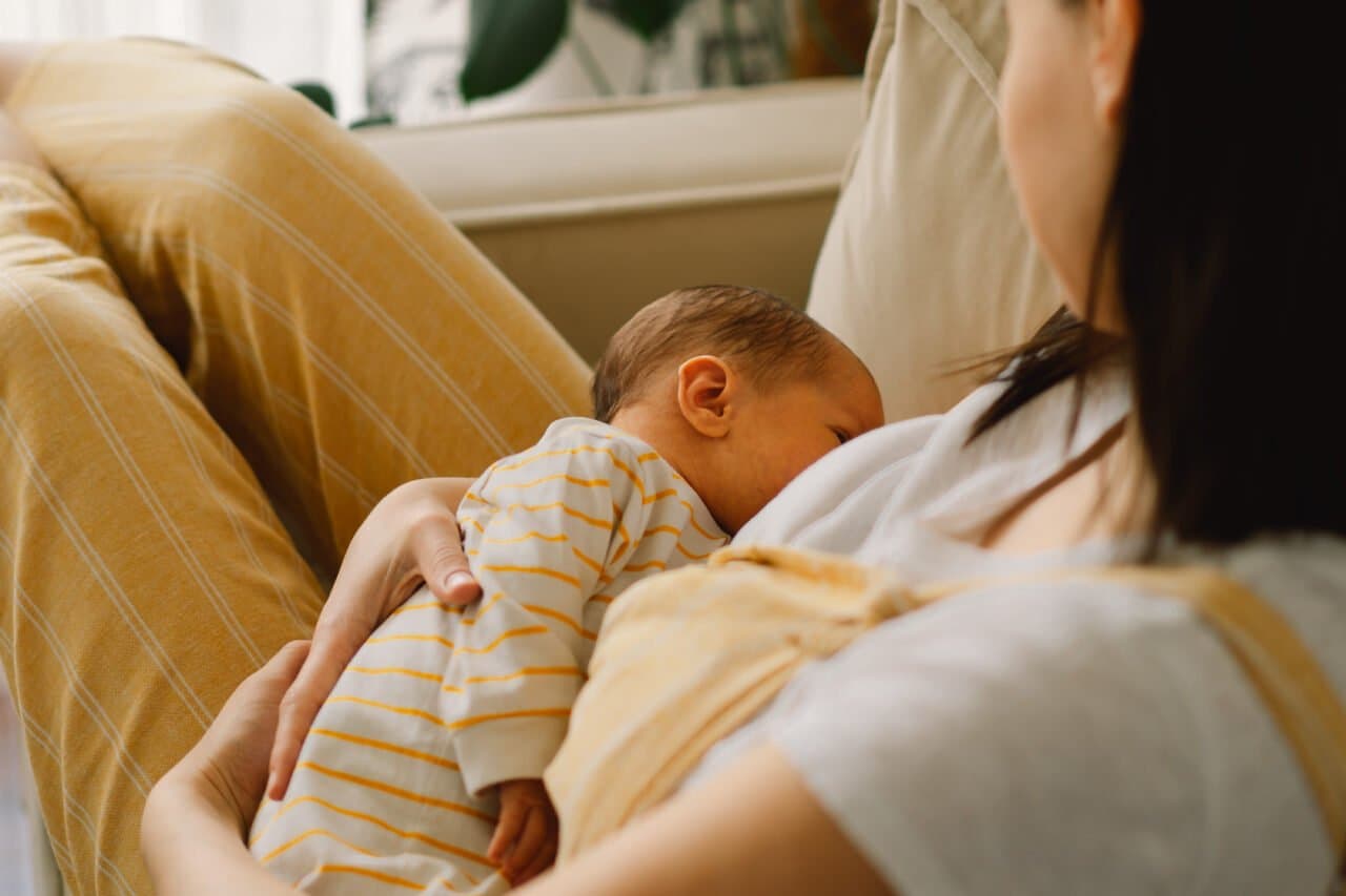 Bayi Baru Lahir Boleh Menyusu Sambil Tiduran?