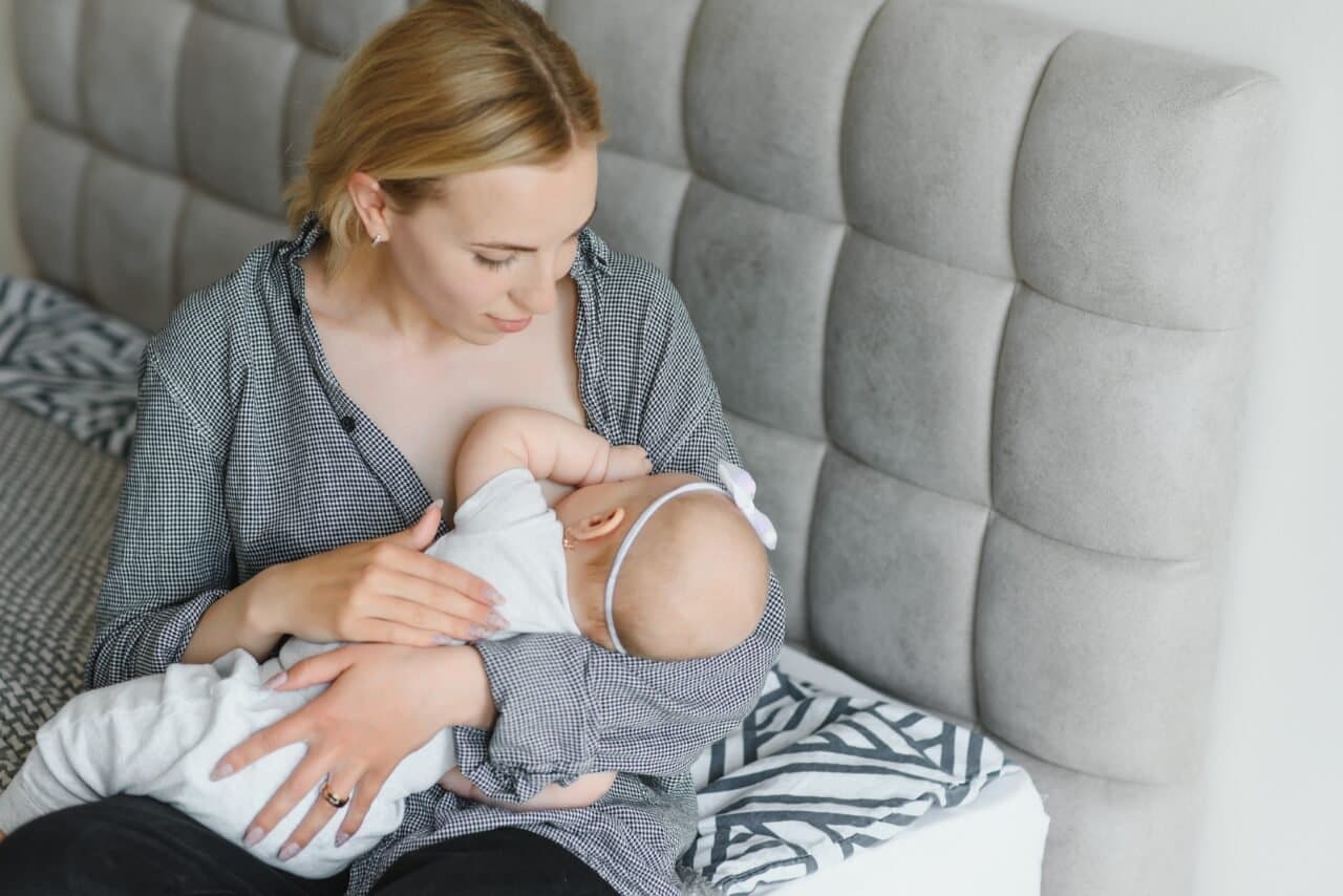 Bayi Menyusu Satu Sisi, Apakah Bisa Jadi Tanda Tortikolis?