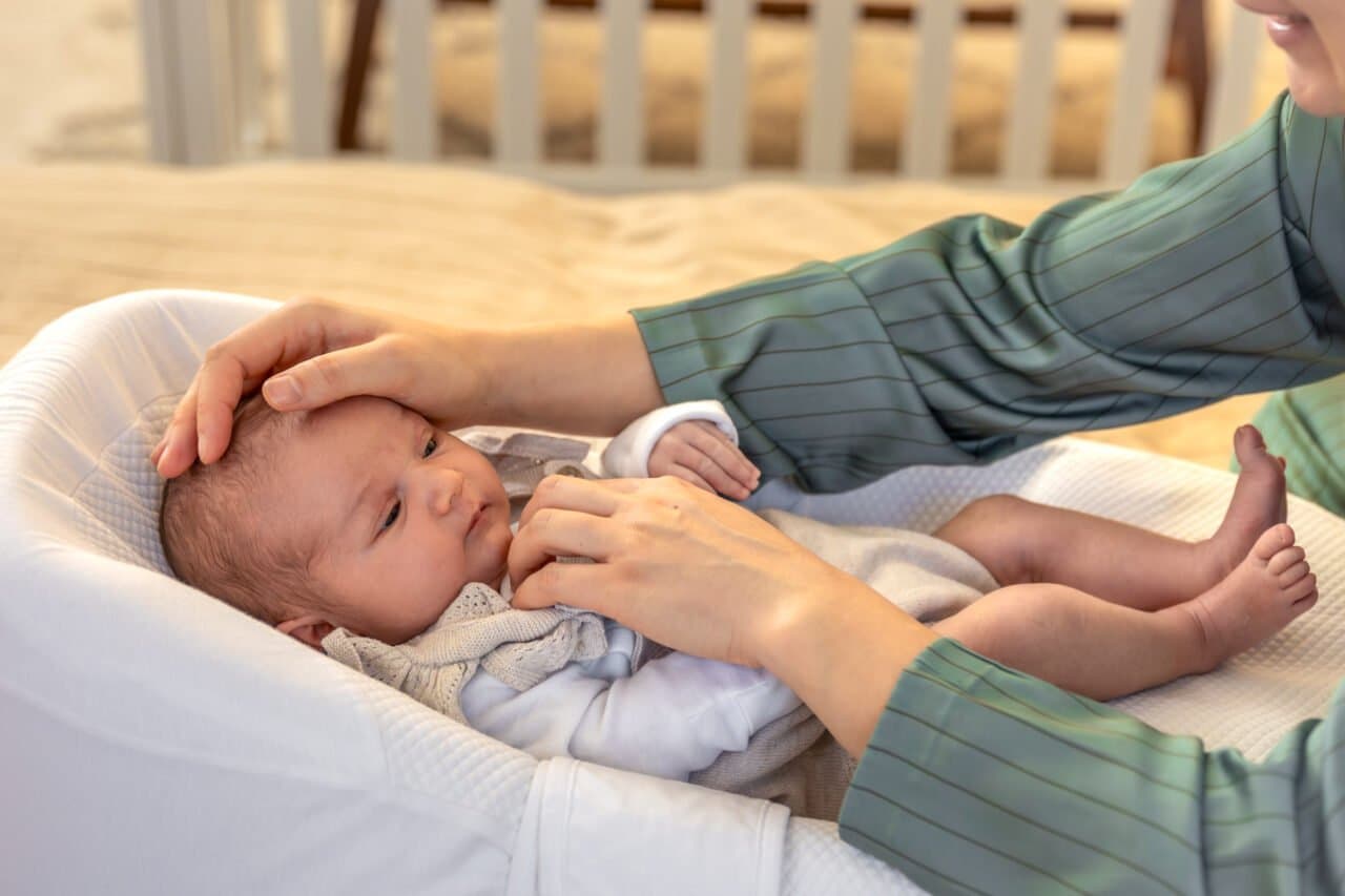 7 Cara Merawat Bayi Demam di Rumah yang Aman dan Tepat